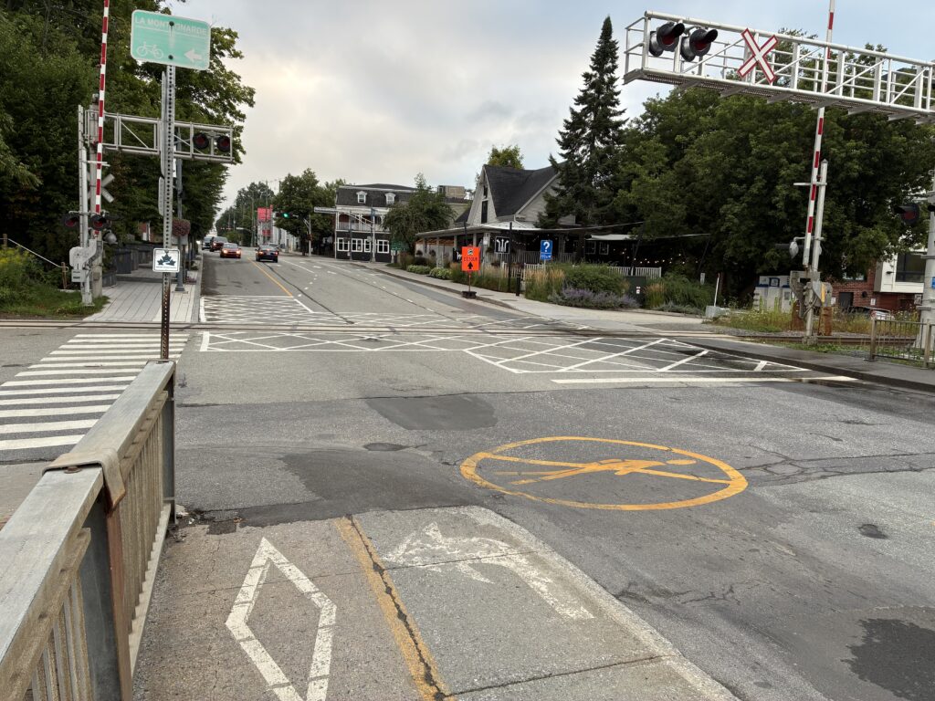 Rue Merry Sud – Arrêt interdit sur la voie ferrée